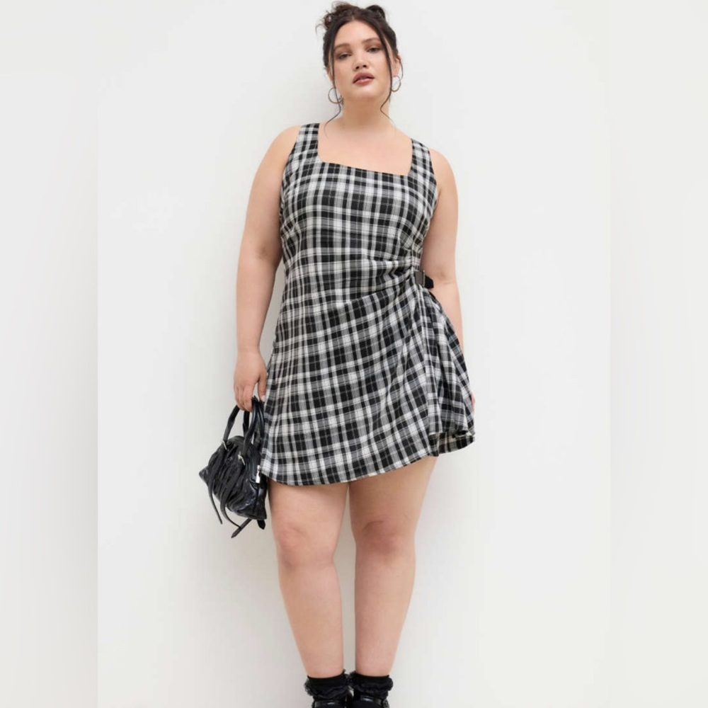 Cider Black and White Side Ruched Belted Plaid Dress - Picture 3 of 16